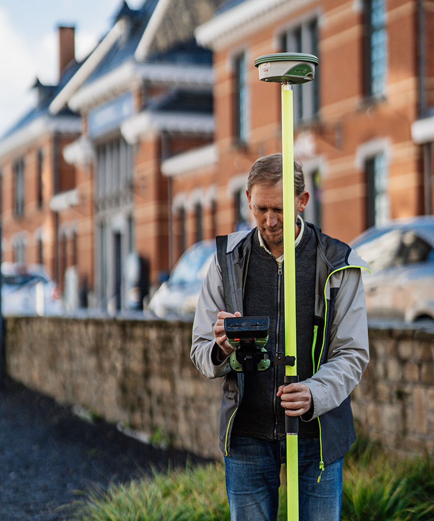 Géomètre professioniel utilisant un système gps